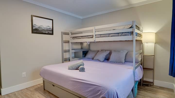 تحتوي غرفة النوم الثانية على سرير بمقاس كبير مع سرير بطابقين وسرير متحرك مزدوج.