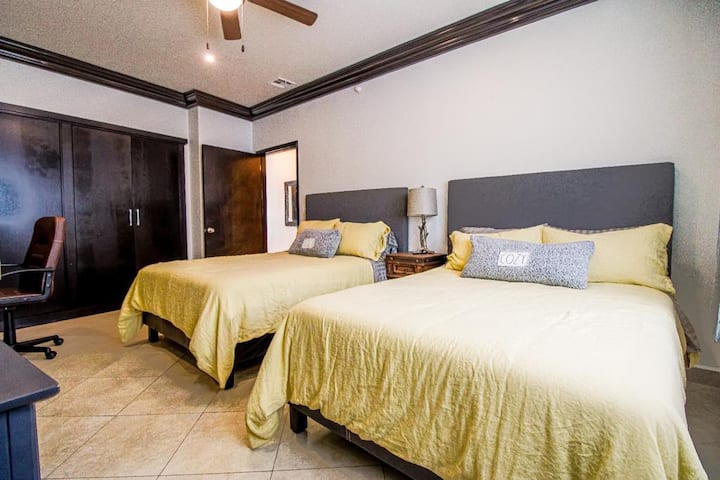 Чудесно за деца или пътуващи приятели, тази стая предлага 2 големи легла, свързан телевизор и бюро.