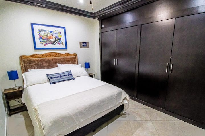 Има достатъчно място, в тази спалня с двойно легло queen size и достатъчно място за съхранение.