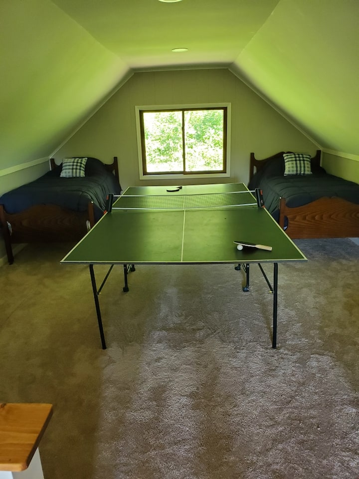 Potkrovlje sa stolom za stolni tenis i 2 kreveta za 1 osobu