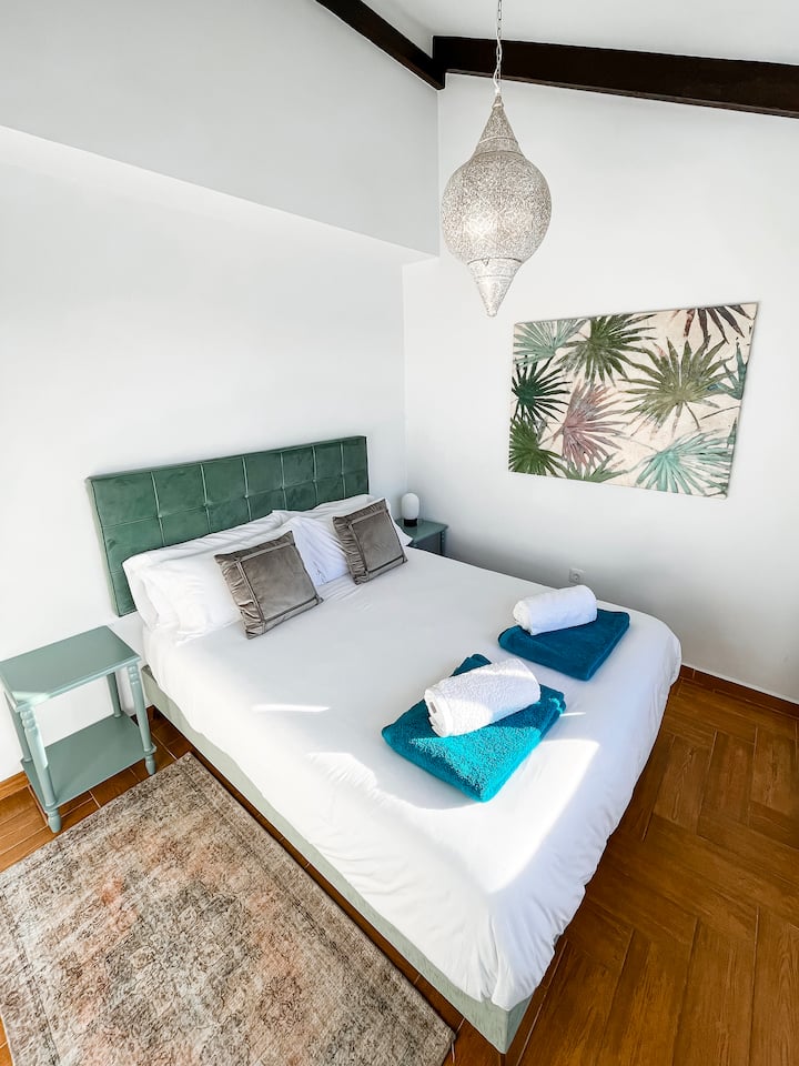 Uno de los dormitorios de abajo, con una cómoda cama doble.