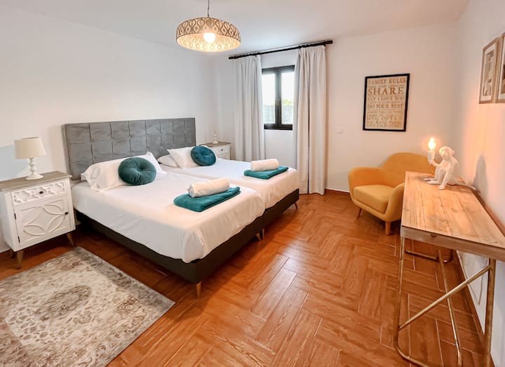 Dormitorio doble con vistas a los jardines