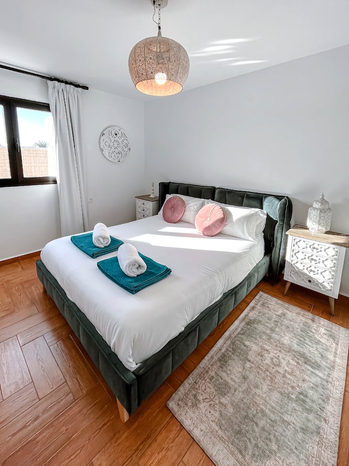 Uno de los dormitorios de la planta baja con una cómoda cama doble.