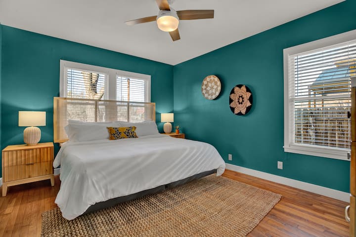 Lala kama mwanafamilia wa kifalme kwenye kitanda cha ukubwa wa king kinachopatikana katika chumba cha kulala.