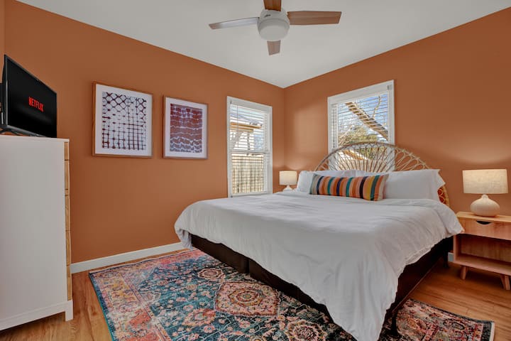 Vitambaa vyenye ubora wa juu, mashuka, na mito ya kutosha kuanza vita vidogo vya mto.