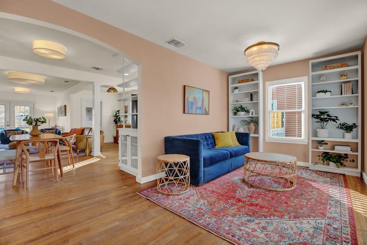 Sofa huingia kwenye kitanda cha malkia chenye starehe.