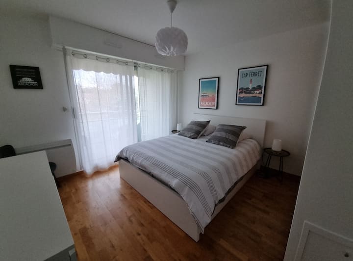 Chambre 1 avec lit en 160 et balcon