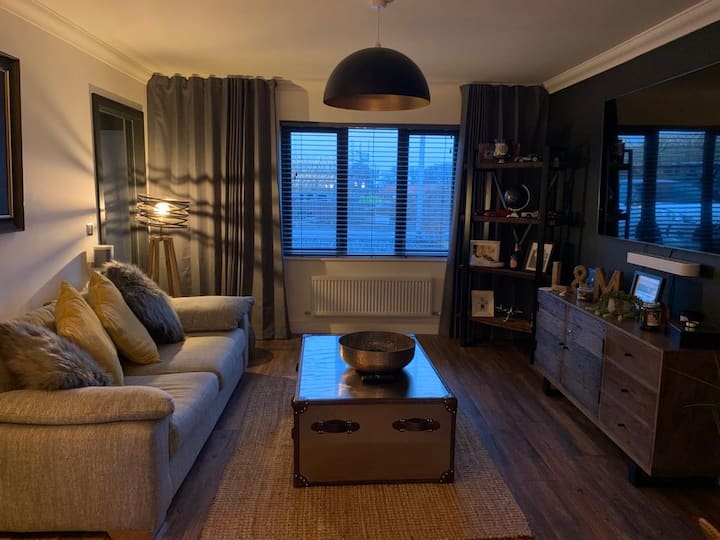 Luxurious, Modern 4 Bedroom House - Edinburgh