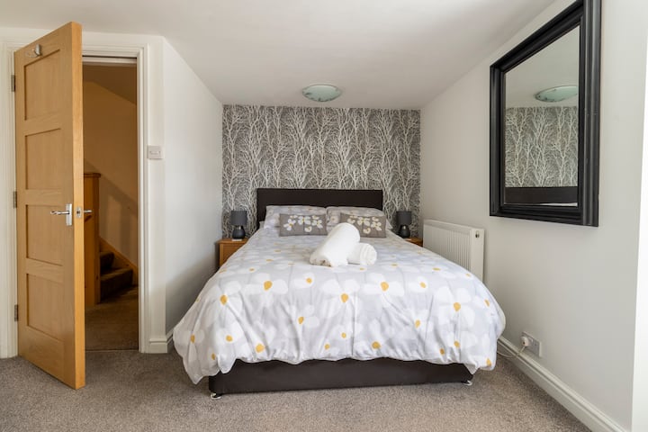 King sized bedroom on the lower floor.  

The twin room is next door.  The shower room is on the same floor.