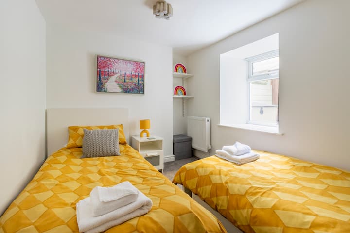 Twin bedroom on the lower floor next to the king sized room. 

The shower room is on the same floor.