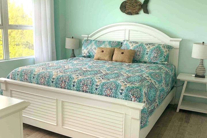 მთავარი საძინებელი: საწოლი 193×203 სმ, კომოდი, გარდერობი, საკუთარი სააბაზანო