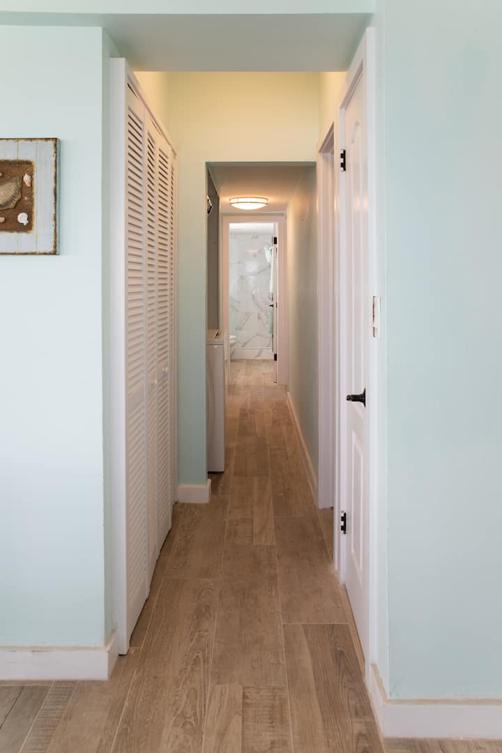 დარბაზი, რომელიც გადადის საძინებლებში 2 და 3, მეორე სააბაზანო, სარეცხი / საშრობი მანქანა და თეთრეული.