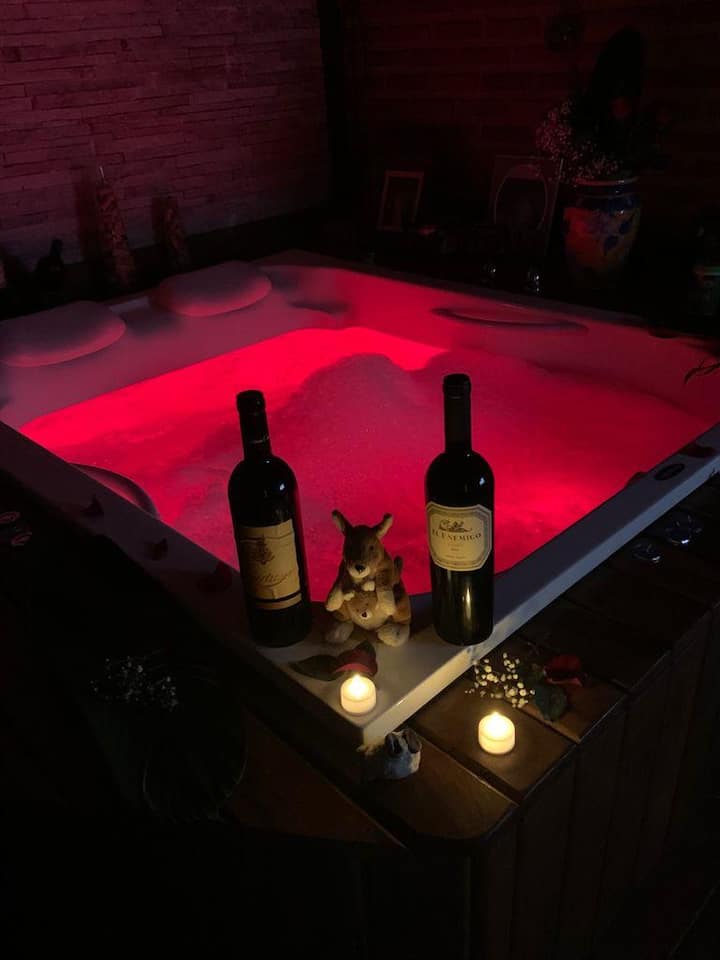 Vaskë me hidromasazh, suitë kryesore, çlodhëse dhe romantike 