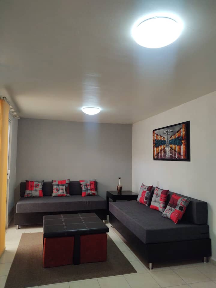 Chumba cha TV chenye vitanda 2 vya sofa