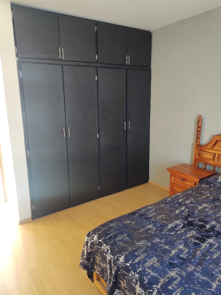 Chumba cha kulala cha Master kilicho na bafu kamili.