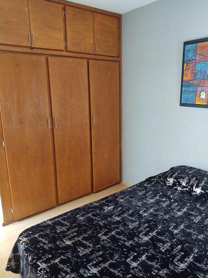 Chumba kikuu cha kulala chenye bafu kamili