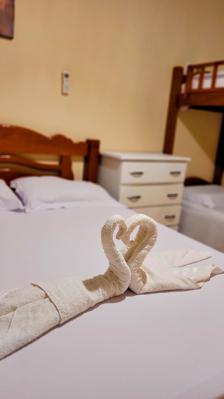 ლუქს‑კლასის ეს ნომერი პირველ სართულზეა. აქ არის ერთი ორადგილიანი საწოლი, ერთი ორსართულიანი საწოლი, დამატებითი ერთადგილიანი ლეიბი, ჰამაკი, კონდიციონერი, ასევე, კარადა საკიდებითა და უჯრით.