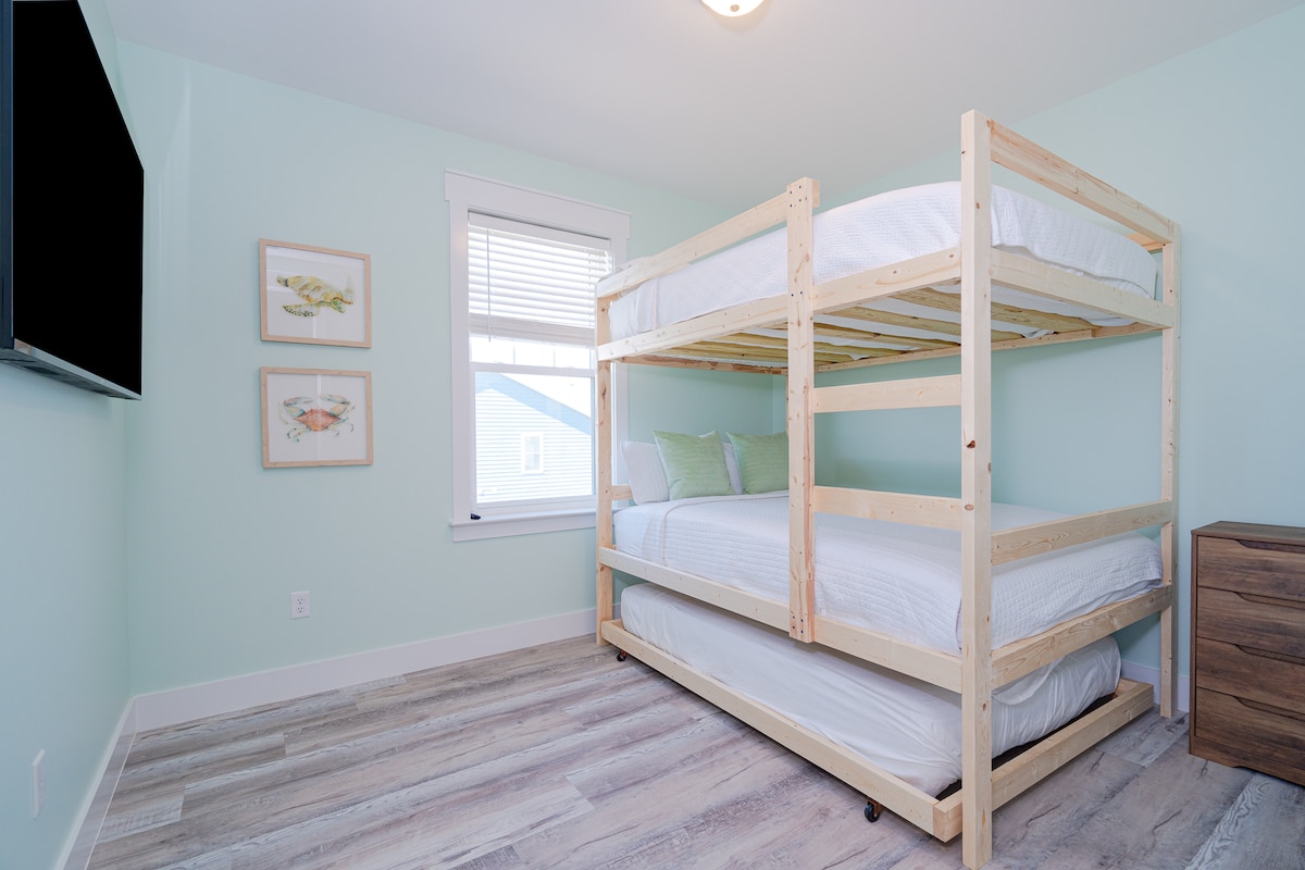 2nd bunk room with queen over queen beds with full size trundle.