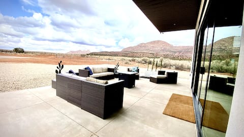 Modern Getaway Near Zion • Family-Friendly Escape