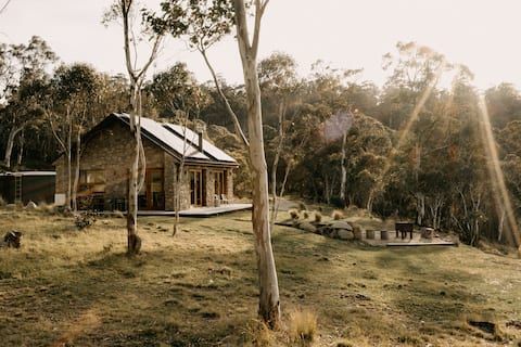Top performing Airbnb: Mill Cabin —Luxury Granite Cabin, Mountain views in Crackenback
