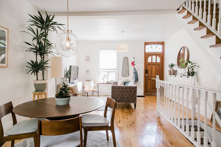 Unique Cottage Hidden in Toronto’s Artsy West End