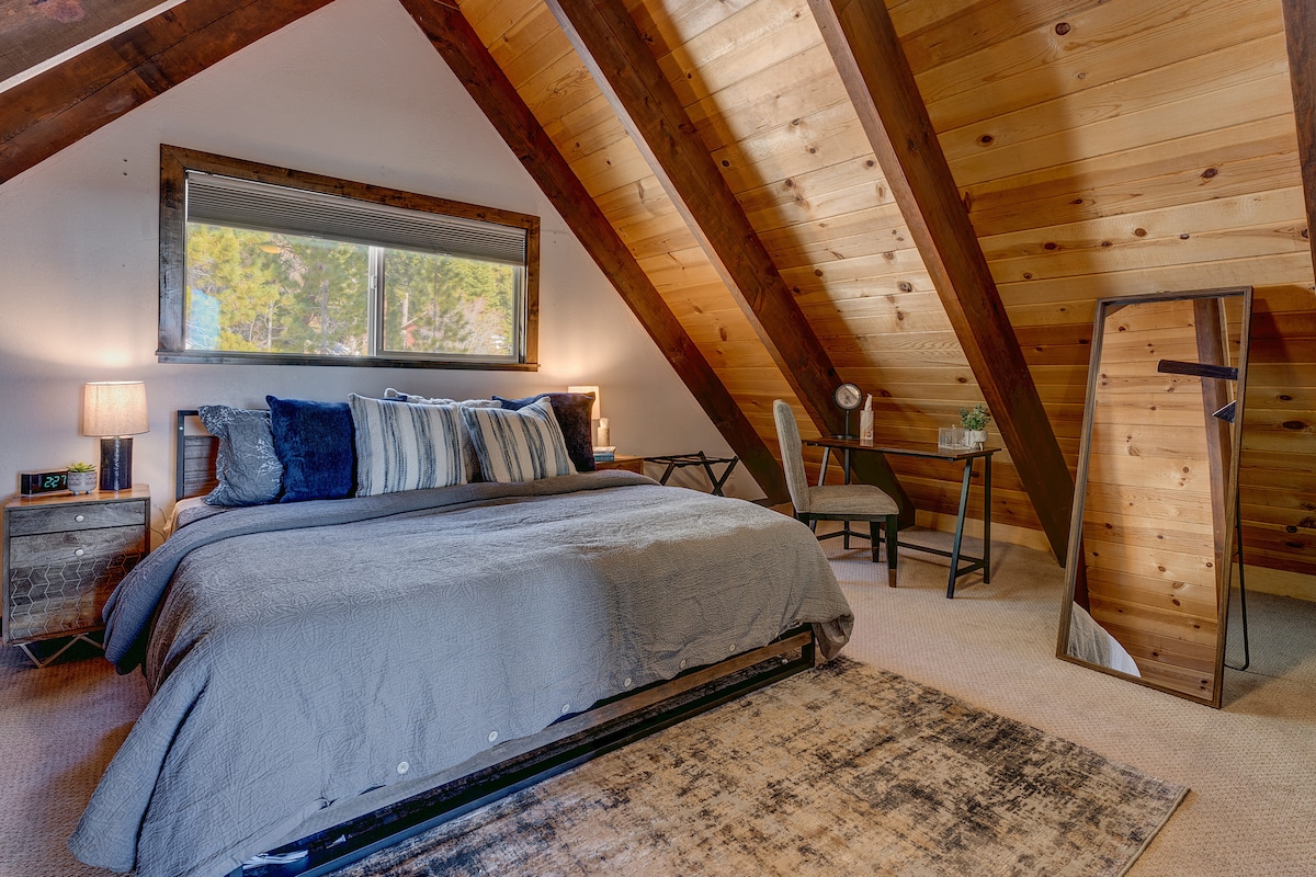 Diseñada para ofrecer comodidad y funcionalidad, esta espaciosa suite principal incluye un tocador, un espejo de cuerpo entero y un espacio de trabajo dedicado, ideal para trabajar a distancia o prepararse para una noche en Tahoe. 