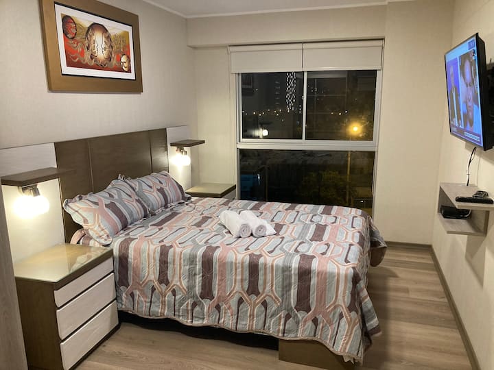 Amplio dormitorio principal con closet y baño incluido.