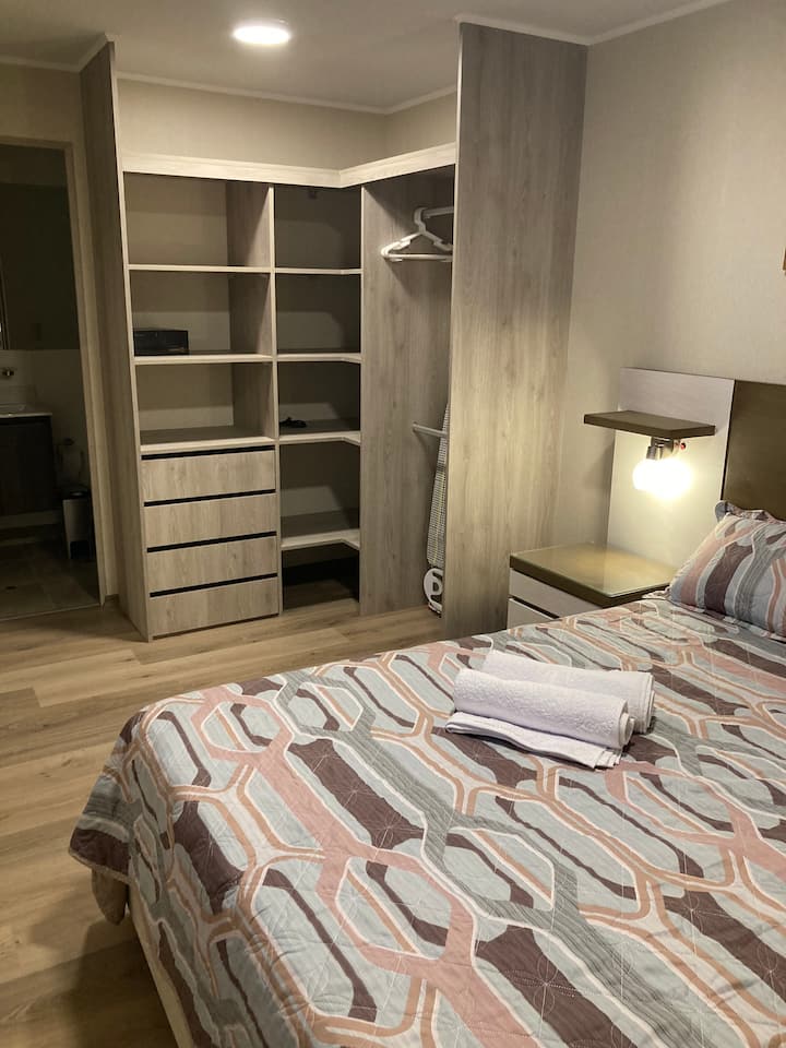 Amplio dormitorio principal con closet incluido.