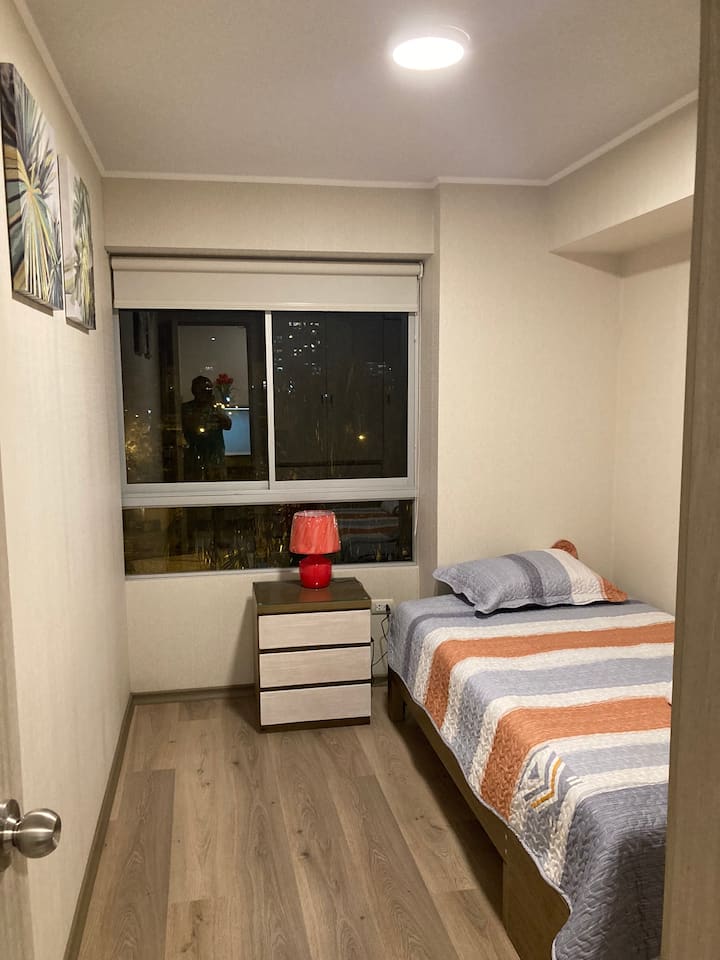 Dormitorio 2 con closet incluido y cortinas no traslúcidas. 