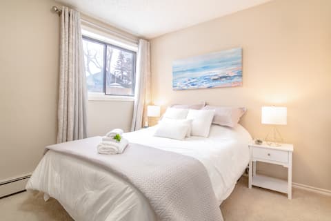 Modern,comfortable 1-brcondo.Free wi-fi & parking!