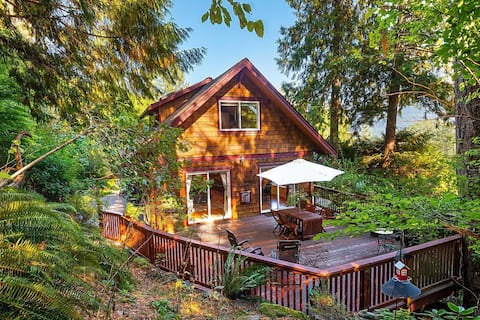 Heritage Hideaway Home w/Gardens & Fireplace