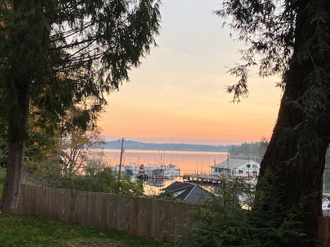 Delightful 1-bedroom trailer overlooking Mayo Cove