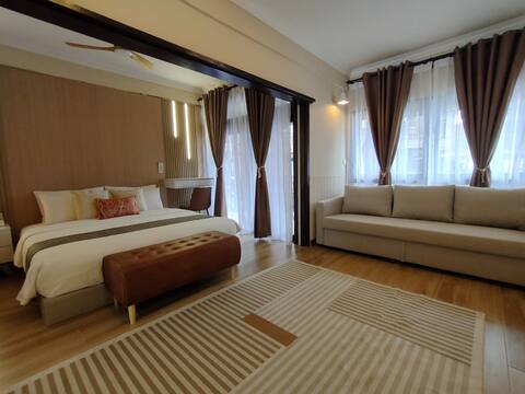 Newly Renovated Studio Unit On Water