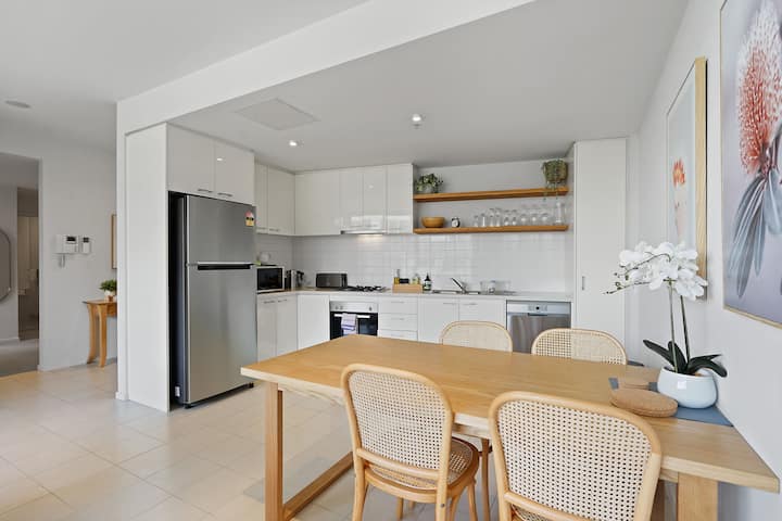 A River-side 2bdm Footscray Oasis + Parking