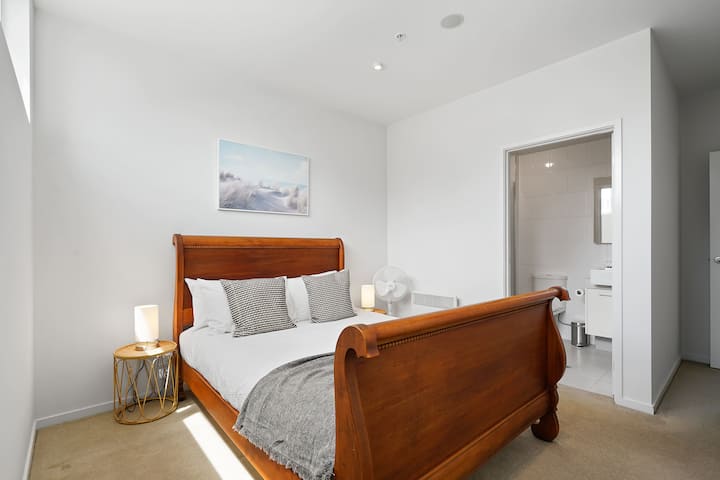 A River-side 2bdm Footscray Oasis + Parking