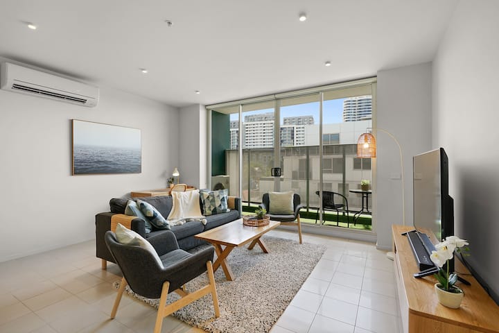 A River-side 2bdm Footscray Oasis + Parking