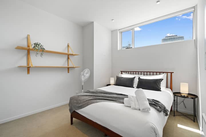 A River-side 2bdm Footscray Oasis + Parking