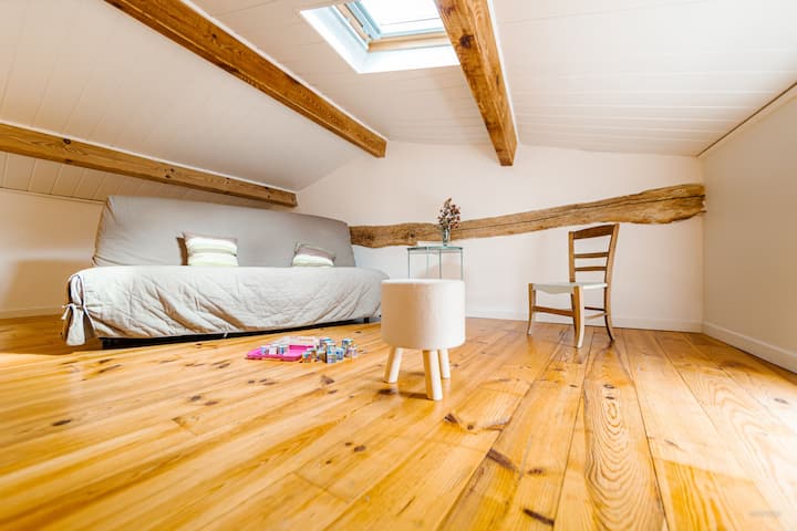 Მისაღებ ოთახში/სათამაშო სივრცეში/საძილე სივრცეში მოწყობილი სხვენი დივანზე დაწკაპუნებით/დამატებითი საწოლი 1 ადამიანისთვის  (1.20 X 1.90)
Სიმაღლე დაბალი ჭერი 1.60 ოთახის შუაში. 