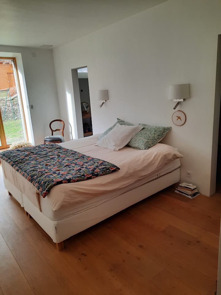 غرفة النوم الرئيسية ، سرير 180 * 200.