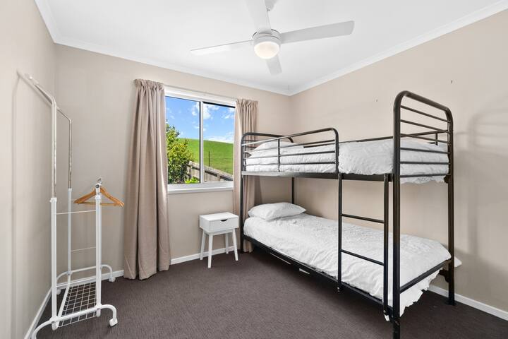 楼上双层床房间