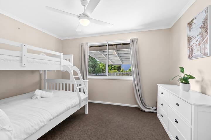 楼下双层床房间 