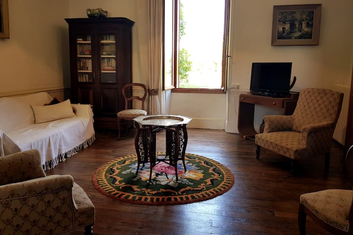 Grande Maison Bourgeoise Avec Un Jardin Clôturé - Creuse