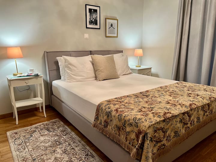 ห้องนอน
เตียงควีนไซส์พร้อม
ระเบียง