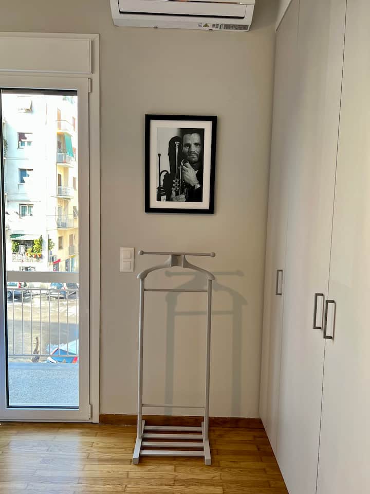 ห้องนอน
เตียงเดี่ยว - ตู้เสื้อผ้า - ระเบียง