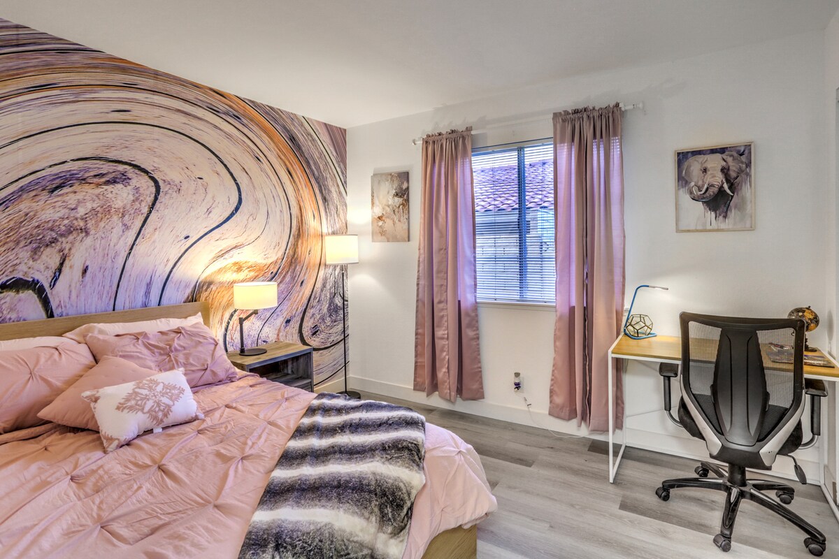 dormitorio en el primer piso con cama de matrimonio y escritorio 