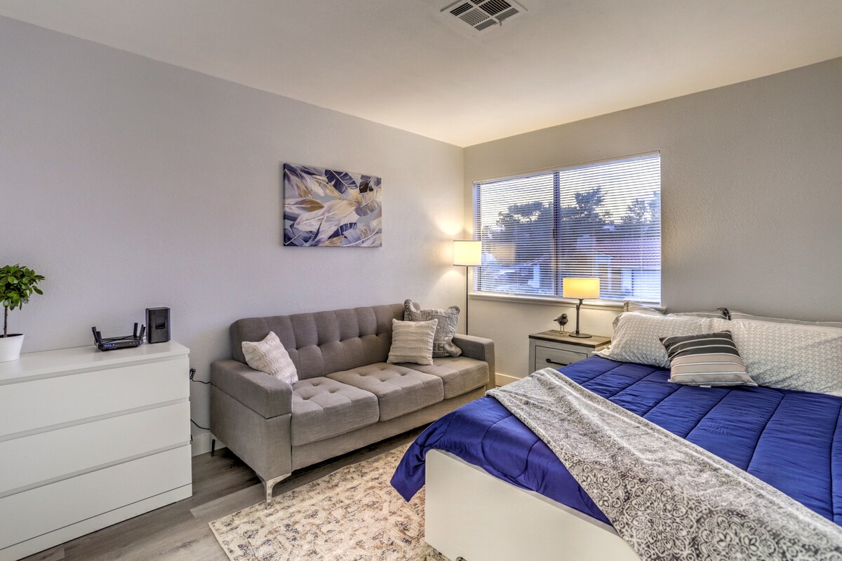 dormitorio con cama de dos plazas y futón 