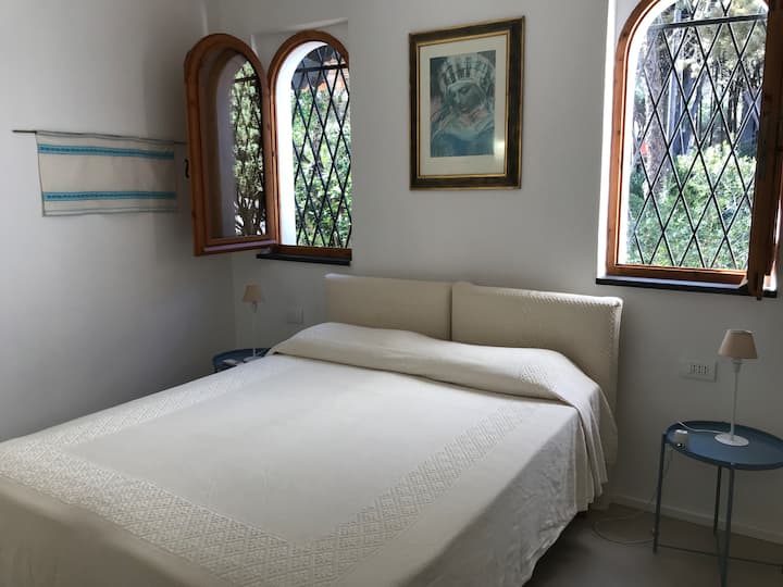 En las habitaciones, las colchas y los cabeceros de las camas han sido hechos a mano por los propietarios; la esencialidad del mobiliario permite una fácil limpieza de la casa. Las paredes están decoradas con elementos típicos de la artesanía de la isla.