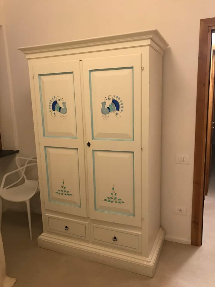 Los muebles de estilo sardo que caracterizan las habitaciones, así como los accesorios de madera maciza hechos por artesanos locales, son elementos de un camino para apreciar mejor los muchos aspectos de la tradición y la cultura de la isla.