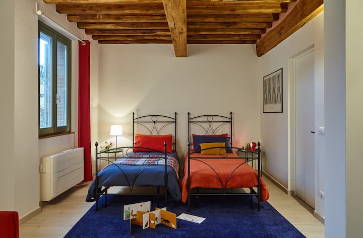 ห้องนอนของเด็ก เตียงเดี่ยว 3 เตียงหรือเตียงคู่ 1 เตียงและเตียงเดี่ยว 1 เตียง