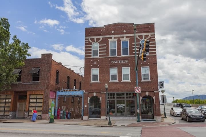 Northshore riverfront flat in Coolidge Park